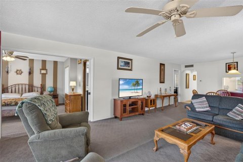 Condo in Largo, Florida, 2 bedrooms № 2201084 - photo 18