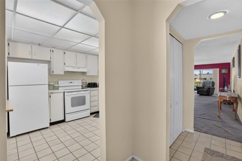 Condo in Largo, Florida, 2 bedrooms № 2201084 - photo 4