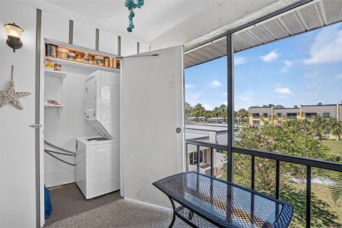 Condo in Largo, Florida, 2 bedrooms № 2201084 - photo 25