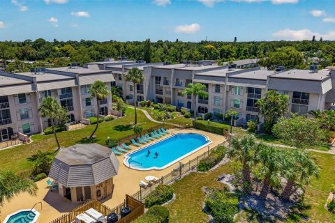 Condo in Largo, Florida, 2 bedrooms № 2201084 - photo 26