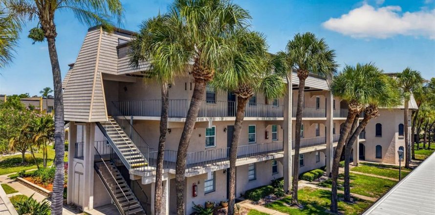 Condo in Largo, Florida, 2 bedrooms № 2201084