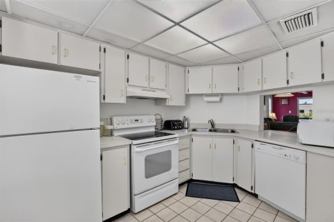 Condo in Largo, Florida, 2 bedrooms № 2201084 - photo 6