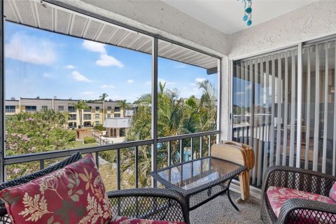 Condo in Largo, Florida, 2 bedrooms № 2201084 - photo 24