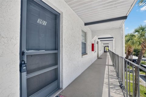 Condo in Largo, Florida, 2 bedrooms № 2201084 - photo 3