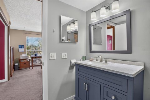 Condo in Largo, Florida, 2 bedrooms № 2201084 - photo 22