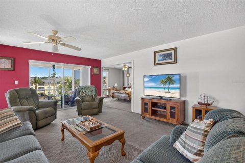 Condo in Largo, Florida, 2 bedrooms № 2201084 - photo 17