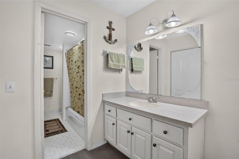 Condo in Largo, Florida, 2 bedrooms № 2201084 - photo 11