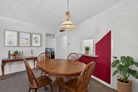 Condo in Largo, Florida, 2 bedrooms № 2201084 - photo 13