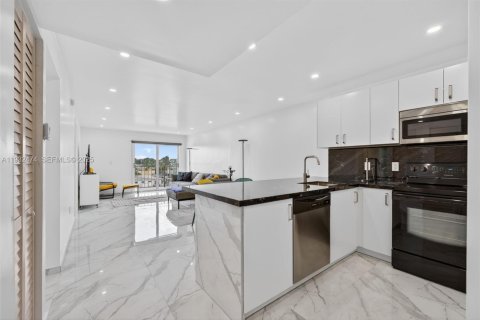 Condominio en alquiler en Miami Beach, Florida, 2 dormitorios, 92.9 m2 № 1991370 - foto 1