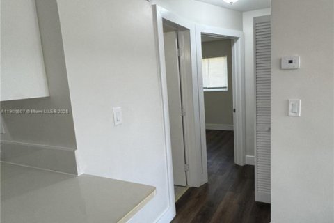 House in Miami, Florida 2 bedrooms, 68.65 sq.m. № 1951732 - photo 3
