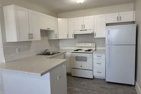 House in Miami, Florida 2 bedrooms, 68.65 sq.m. № 1951732 - photo 1