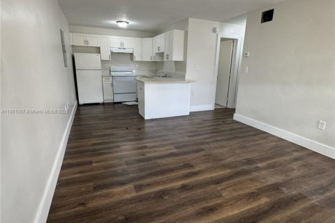 House in Miami, Florida 2 bedrooms, 68.65 sq.m. № 1951732 - photo 2