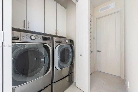 Villa ou maison à vendre à Miami, Floride: 5 chambres, 274.43 m2 № 2323637 - photo 25