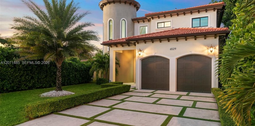 Villa ou maison à Miami, Floride 5 chambres, 274.43 m2 № 2323637