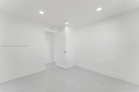 Casa en alquiler en Fort Lauderdale, Florida, 3 dormitorios, 116.59 m2 № 1896657 - foto 17