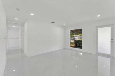 Casa en alquiler en Fort Lauderdale, Florida, 3 dormitorios, 116.59 m2 № 1896657 - foto 5