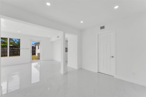 Casa en alquiler en Fort Lauderdale, Florida, 3 dormitorios, 116.59 m2 № 1896657 - foto 12