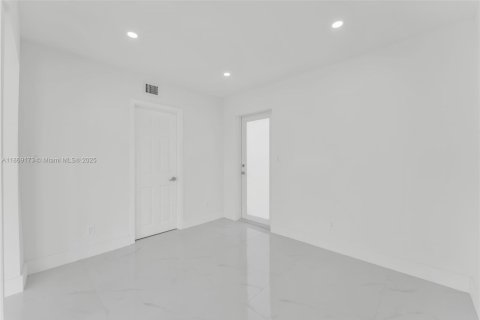 Casa en alquiler en Fort Lauderdale, Florida, 3 dormitorios, 116.59 m2 № 1896657 - foto 11