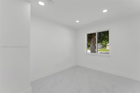 Casa en alquiler en Fort Lauderdale, Florida, 3 dormitorios, 116.59 m2 № 1896657 - foto 15