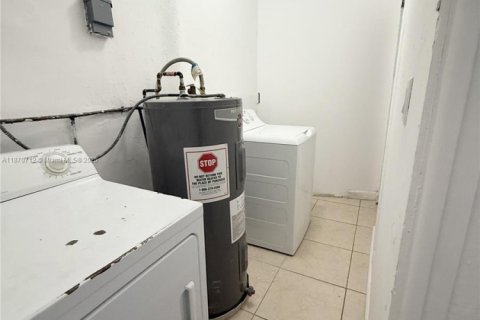 Propiedad comercial en venta en Miami, Florida, 169.55 m2 № 2018691 - foto 17