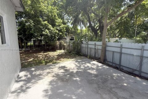 Propiedad comercial en venta en Miami, Florida, 169.55 m2 № 2018691 - foto 11