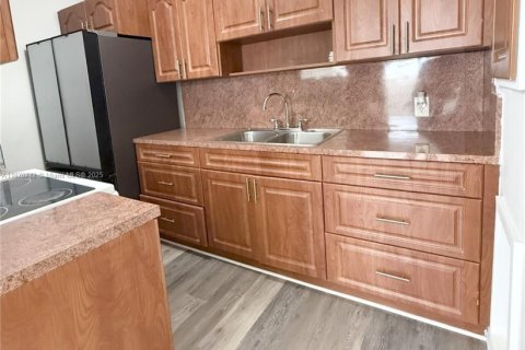 Propiedad comercial en venta en Miami, Florida, 169.55 m2 № 2018691 - foto 7