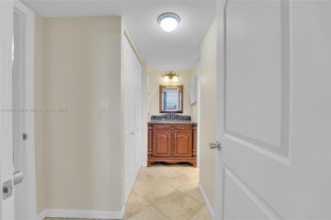 Condo in Pompano Beach, Florida, 2 bedrooms  № 2054106 - photo 15