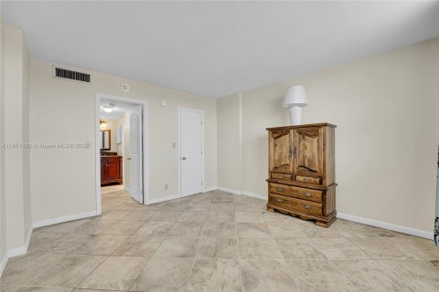 Condo in Pompano Beach, Florida, 2 bedrooms  № 2054106 - photo 11