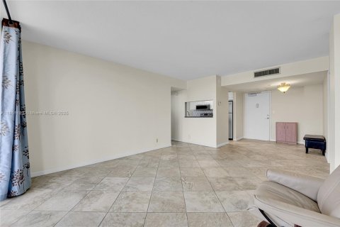 Condo in Pompano Beach, Florida, 2 bedrooms  № 2054106 - photo 5