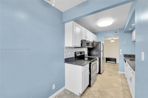 Condo in Pompano Beach, Florida, 2 bedrooms  № 2054106 - photo 19