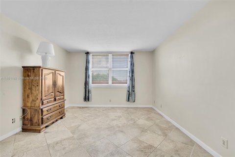 Condo in Pompano Beach, Florida, 2 bedrooms  № 2054106 - photo 10