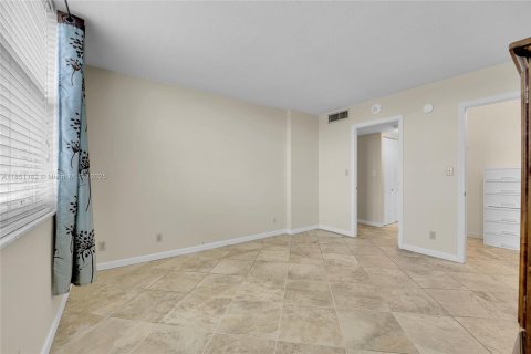 Condo in Pompano Beach, Florida, 2 bedrooms  № 2054106 - photo 13