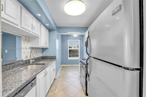 Condo in Pompano Beach, Florida, 2 bedrooms  № 2054106 - photo 17