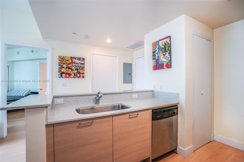 Condo in Miami, Florida, 1 bedroom  № 1736202 - photo 9