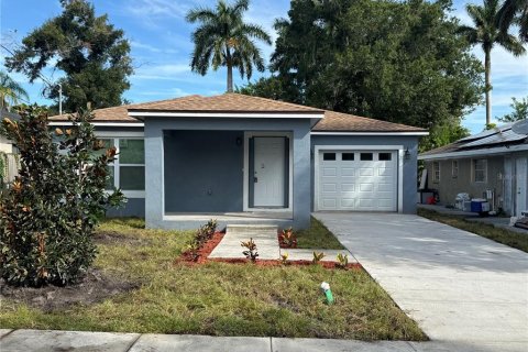 House in Saint Petersburg, Florida 3 bedrooms, 123.75 sq.m. № 2393650