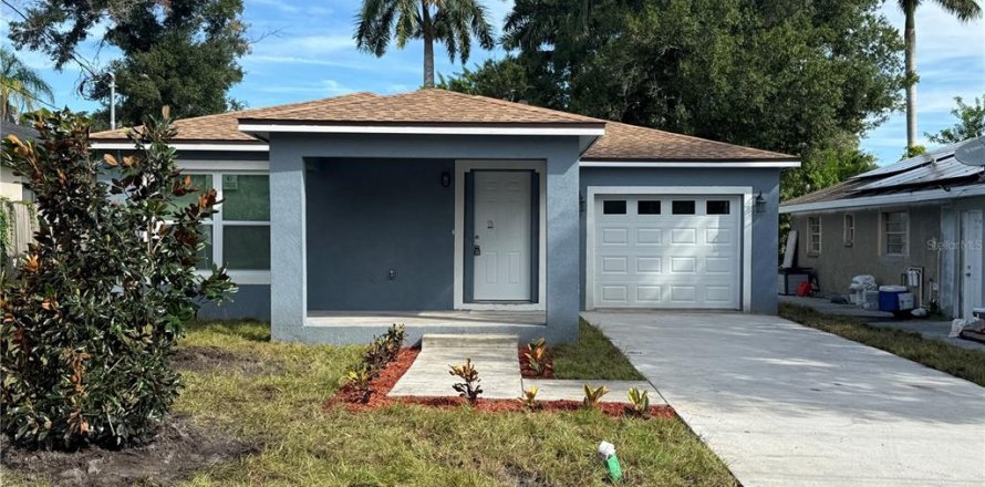 House in Saint Petersburg, Florida 3 bedrooms, 123.75 sq.m. № 2393650