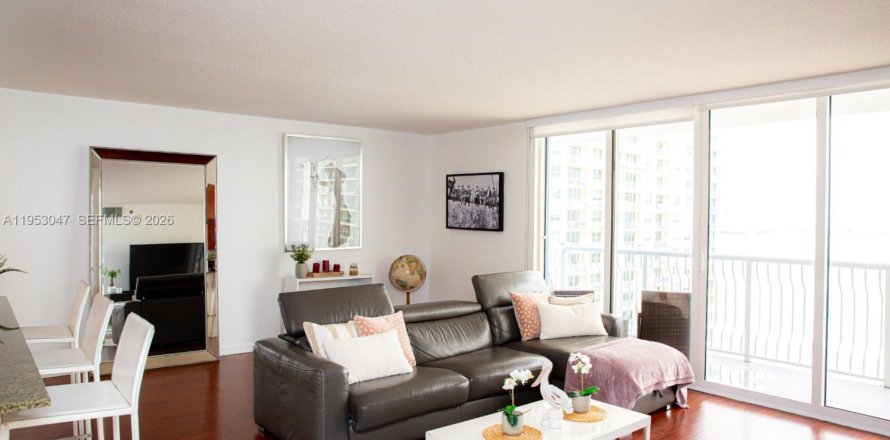 Condominio en Miami, Florida, 3 dormitorios № 2008068