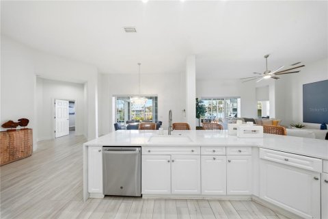 House in Apollo Beach, Florida 4 bedrooms, 322.93 sq.m. № 2151366 - photo 20