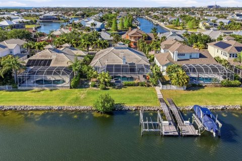 House in Apollo Beach, Florida 4 bedrooms, 322.93 sq.m. № 2151366 - photo 4