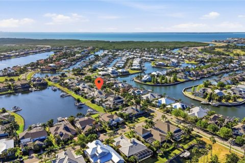 House in Apollo Beach, Florida 4 bedrooms, 322.93 sq.m. № 2151366 - photo 8