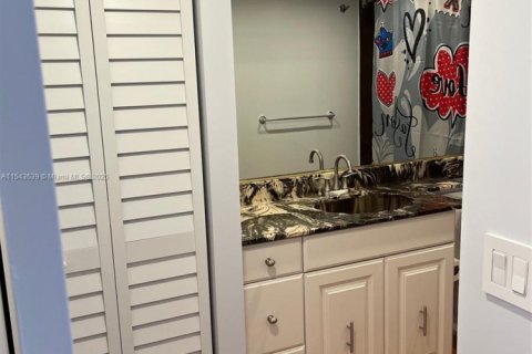 Condo in Aventura, Florida, 1 bedroom  № 1875483 - photo 17
