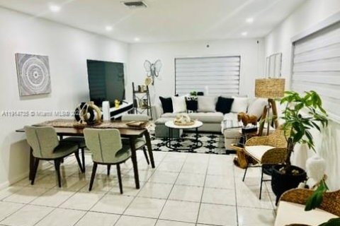 Купить кондоминиум в Кейп-Корал, Флорида 2 спальни, № 1971747 - фото 3