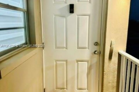 Купить кондоминиум в Кейп-Корал, Флорида 2 спальни, № 1971747 - фото 2