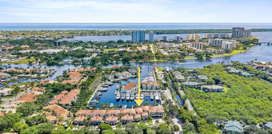 Adosado en North Palm Beach, Florida 4 dormitorios, 261.06 m2 № 2415823