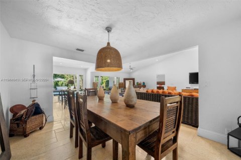 House in Southwest Ranches, Florida 4 bedrooms, 284.19 sq.m. № 2000939 - photo 14