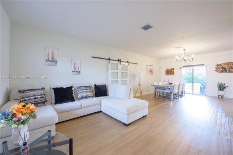 Купить виллу или дом в Хомстед, Флорида 10 комнат, 263.66м2, № 1897279 - фото 5