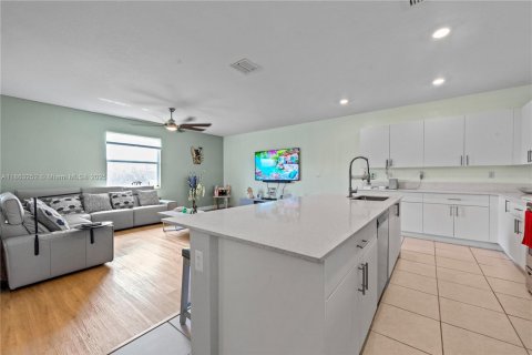 Купить виллу или дом в Хомстед, Флорида 10 комнат, 263.66м2, № 1897279 - фото 14