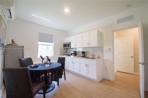 Купить виллу или дом в Хомстед, Флорида 10 комнат, 263.66м2, № 1897279 - фото 15