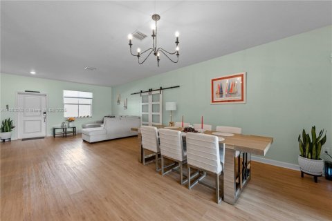 Купить виллу или дом в Хомстед, Флорида 10 комнат, 263.66м2, № 1897279 - фото 10