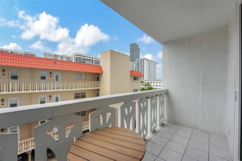 Condo in Hallandale Beach, Florida, 2 bedrooms № 1388023 - photo 22